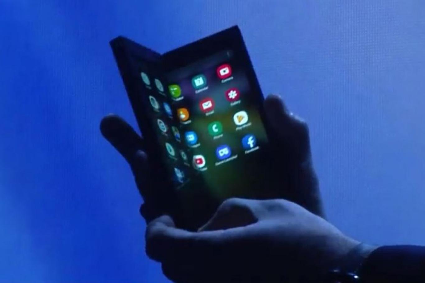 Samsung katlanabilir telefonunu görücüye çıkardı